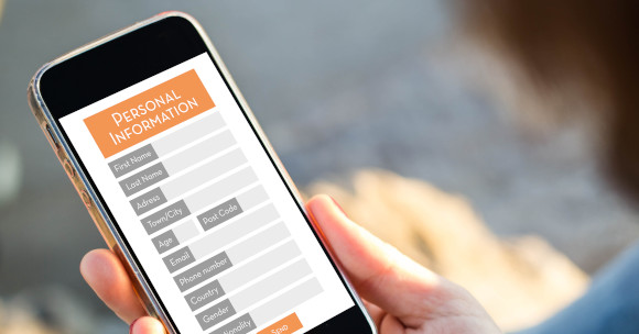 1. Kunde gibt Firmendatenn am Handy in ein Formular ein