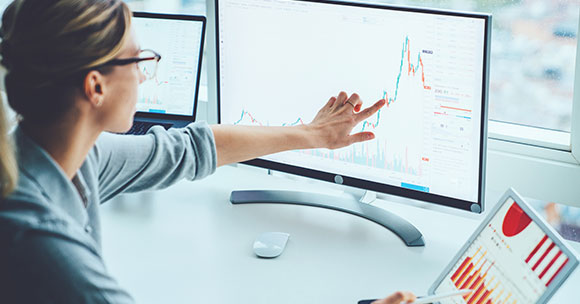 Geschäftsführr prüft Umsatz in ERP-Software