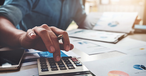 Berechne Preise für verschiedene Papierstärken, Druckformate, Materialien und Extras mit unsererm intergrierten Rechner